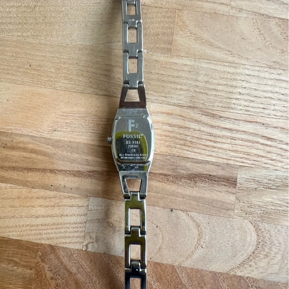 Fossil F2 ladies minimalist silver tone fashion watch NEW BATTERY